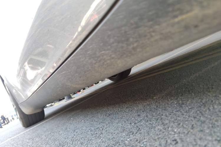 Used Tesla Model Y 2025 Rear-Wheel-Drive Version Right Side Sill