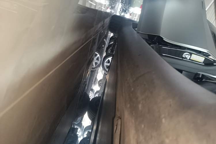 Used Tesla Model Y 2025 Rear-Wheel-Drive Version Right Side Sill