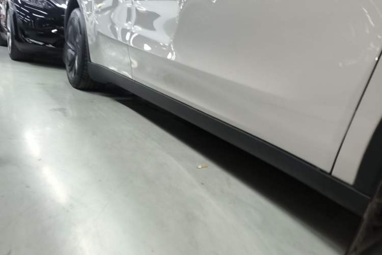 Used Tesla Model Y 2025 Long-Range All-Wheel Drive First Edition Right Side Sill