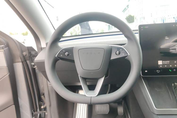 Used Tesla Model Y 2025 Updated Version Long-Range All-Wheel Drive Steering Wheel
