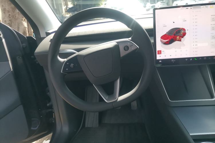Used Tesla Model Y 2025 Rear-Wheel Drive First Edition Steering Wheel