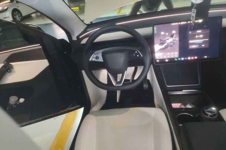 Used Tesla Model Y 2025 Long-Range All-Wheel Drive First Edition Steering Wheel