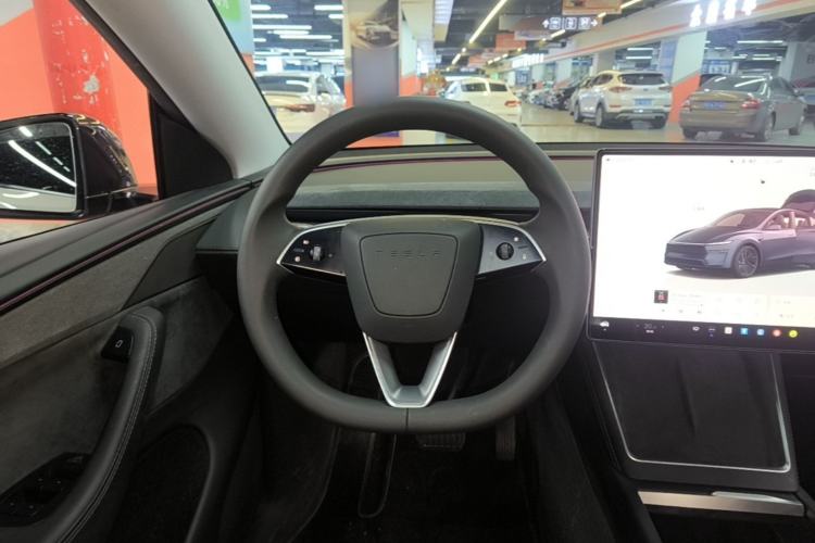 Used Tesla Model Y 2025 Long-Range All-Wheel Drive First Edition Steering Wheel