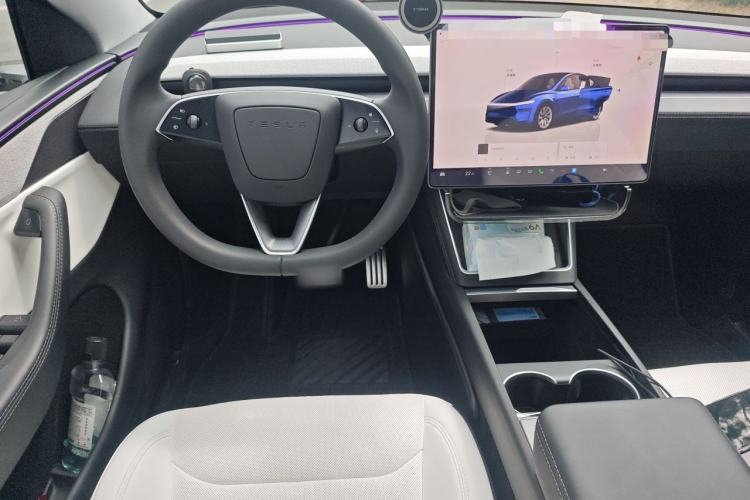 Used Tesla Model Y 2025 Long-Range All-Wheel Drive First Edition Steering Wheel