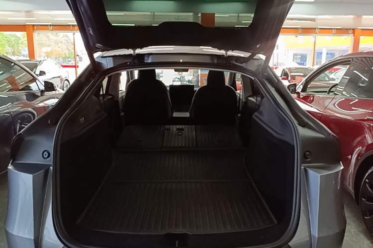 Used Tesla Model Y 2025 Long-Range All-Wheel-Drive Version Trunk