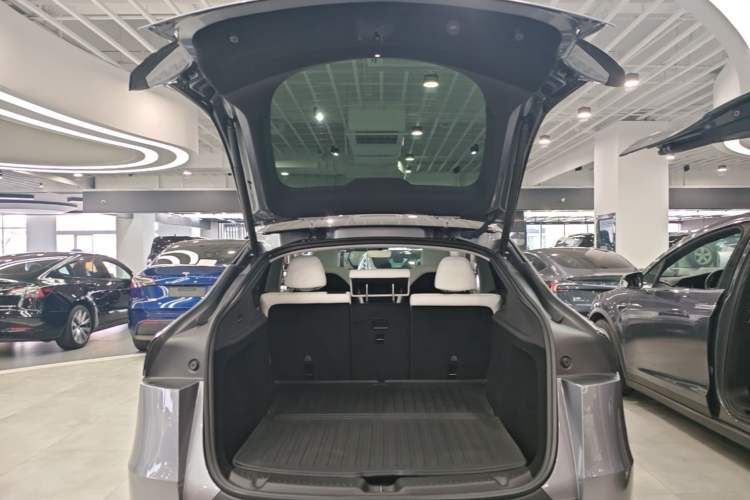 Used Tesla Model Y 2025 Long-Range All-Wheel-Drive Version Trunk