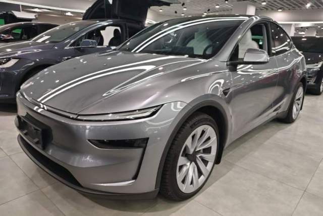 Used Tesla Model Y 2025 Long-Range All-Wheel-Drive Version