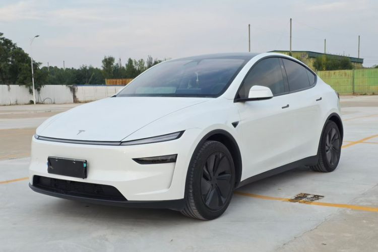 Tesla Model Y 2025 Long-Range All-Wheel Drive First Edition