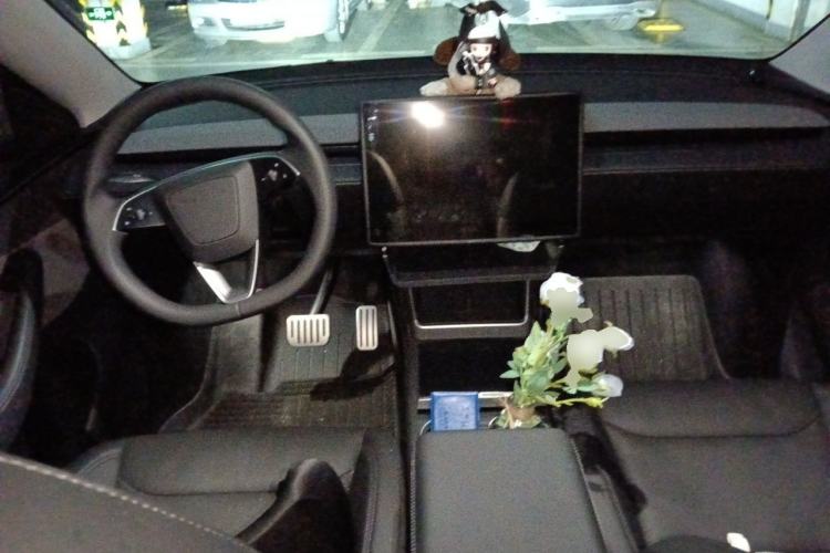 Used Tesla Model Y 2025 Rear-Wheel-Drive Version Center Console