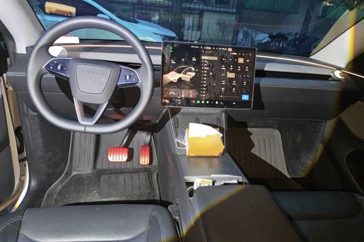 Used Tesla Model Y 2025 Rear-Wheel-Drive Version Center Console