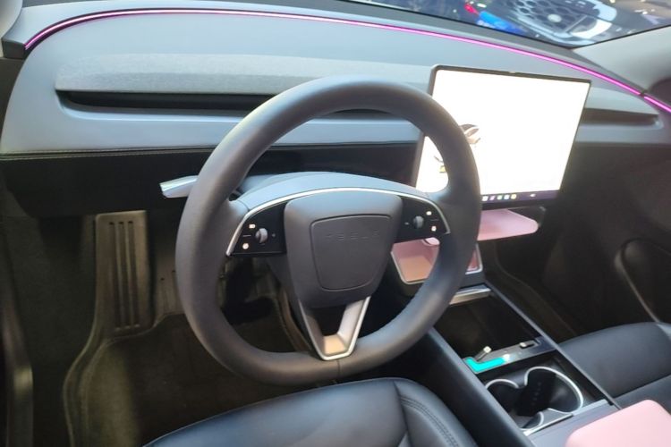 Used Tesla Model Y 2025 Rear-Wheel-Drive Version Center Console