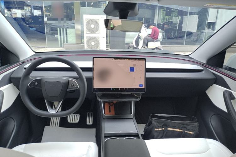 Used Tesla Model Y 2025 Long-Range All-Wheel-Drive Version Center Console