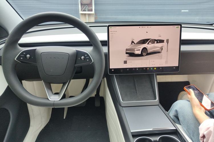 Used Tesla Model Y 2025 Long-Range All-Wheel-Drive Version Center Console