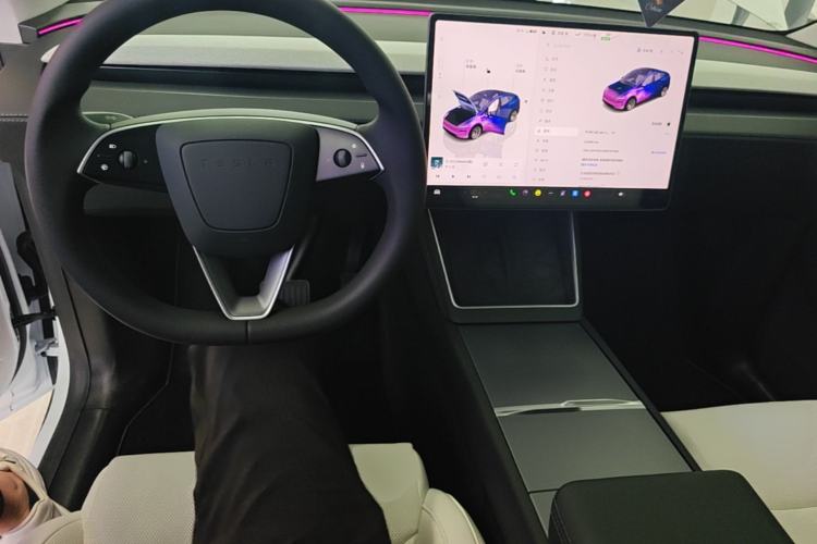 Used Tesla Model Y 2025 Rear-Wheel-Drive Version Center Console