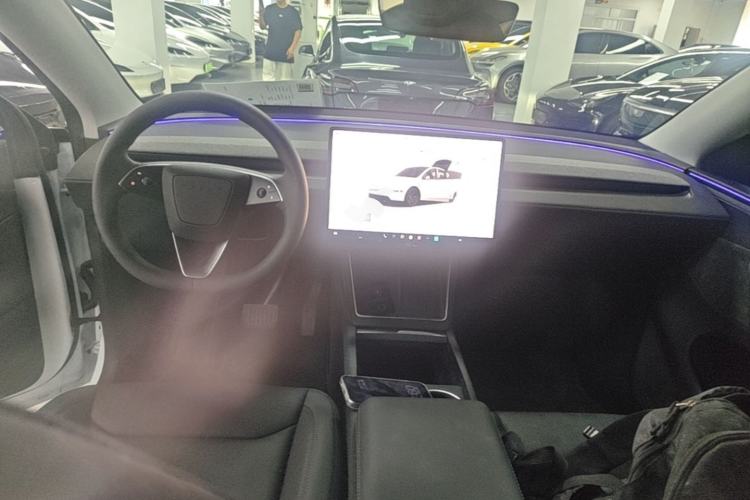 Used Tesla Model Y 2025 Long-Range All-Wheel-Drive Version Center Console