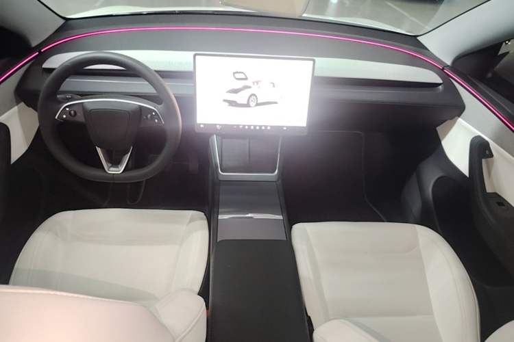 Used Tesla Model Y 2025 Rear-Wheel Drive First Edition Center Console