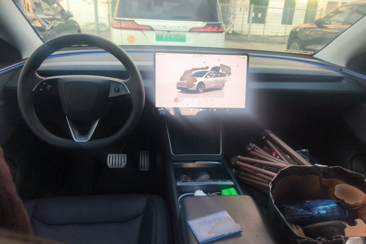 Used Tesla Model Y 2025 Rear-Wheel Drive First Edition Center Console