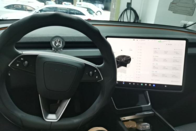 Used Tesla Model Y 2025 Rear-Wheel Drive First Edition Center Console
