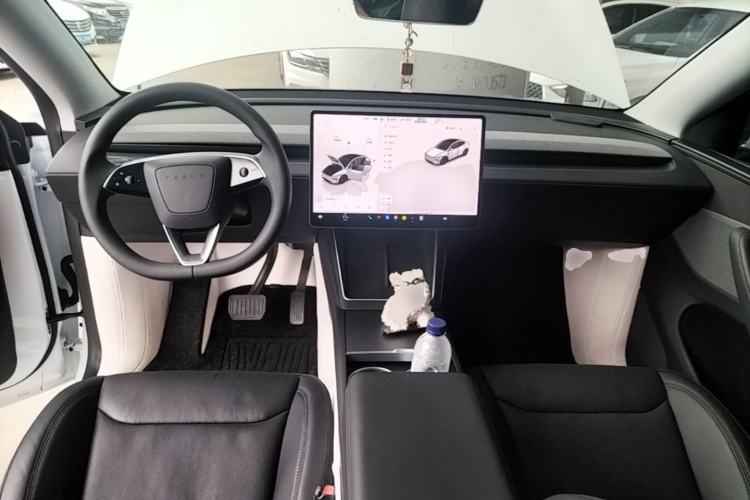 Used Tesla Model Y 2025 Rear-Wheel Drive First Edition Center Console