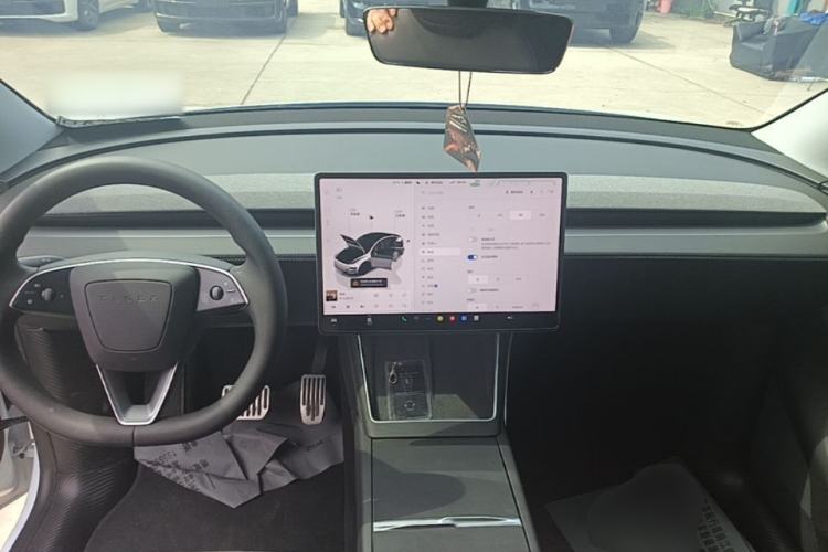 Used Tesla Model Y 2025 Rear-Wheel-Drive Version Center Console