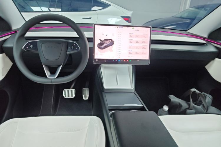 Used Tesla Model Y 2025 Long-Range All-Wheel Drive First Edition Center Console