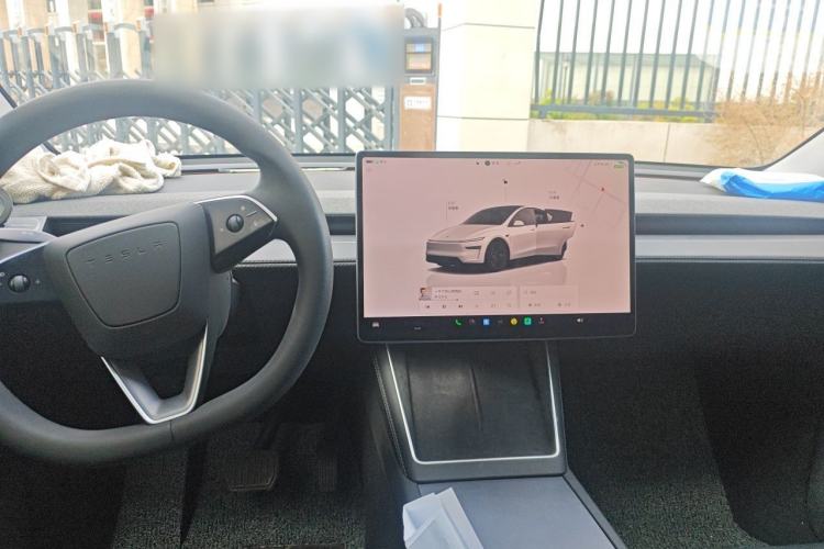 Used Tesla Model Y 2025 Rear-Wheel Drive First Edition Center Console