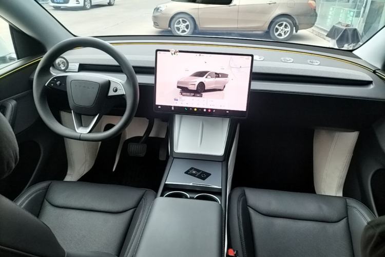 Used Tesla Model Y 2025 Rear-Wheel Drive First Edition Center Console