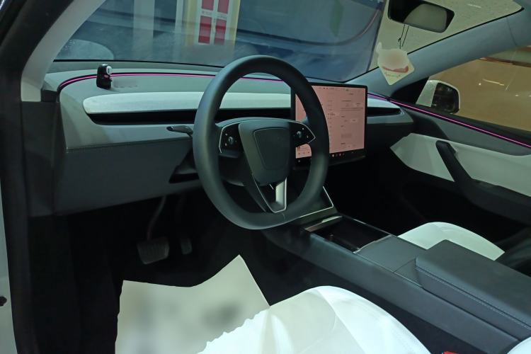 Used Tesla Model Y 2025 Long-Range All-Wheel-Drive Version Center Console