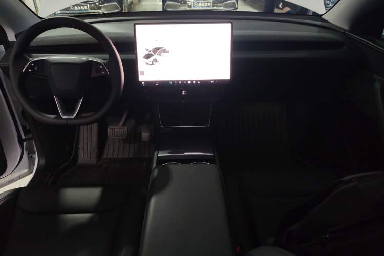 Used Tesla Model Y 2025 Rear-Wheel Drive First Edition Center Console