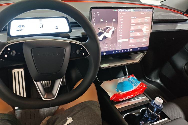 Used Tesla Model Y 2025 Long-Range All-Wheel-Drive Version Center Console