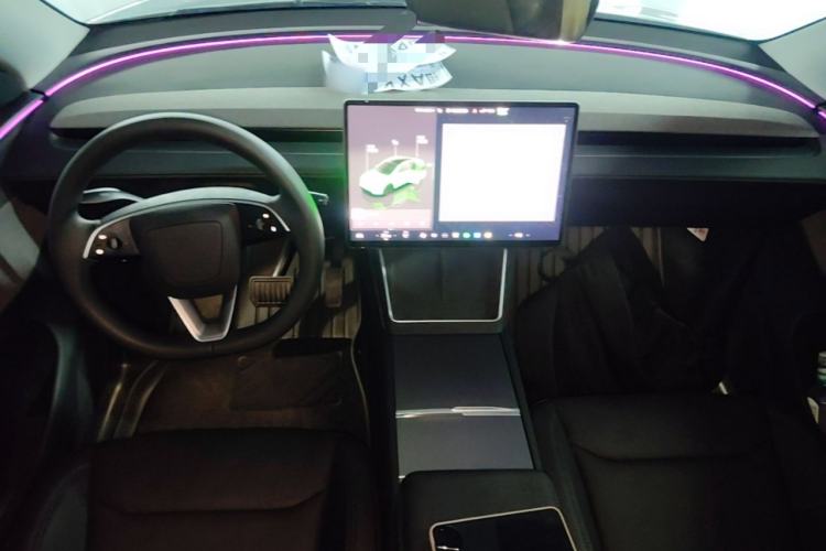 Used Tesla Model Y 2025 Rear-Wheel Drive First Edition Center Console