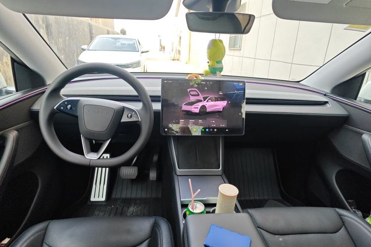 Used Tesla Model Y 2025 Rear-Wheel Drive First Edition Center Console
