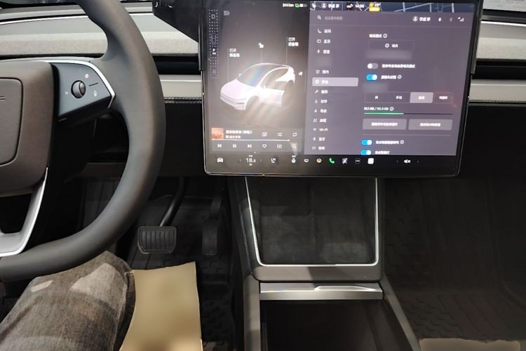 Used Tesla Model Y 2025 Long-Range All-Wheel-Drive Version Center Console