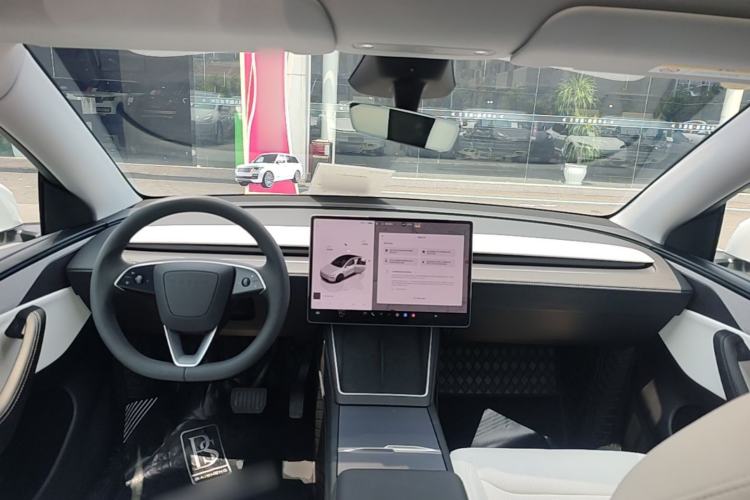 Used Tesla Model Y 2025 Long-Range All-Wheel-Drive Version Center Console