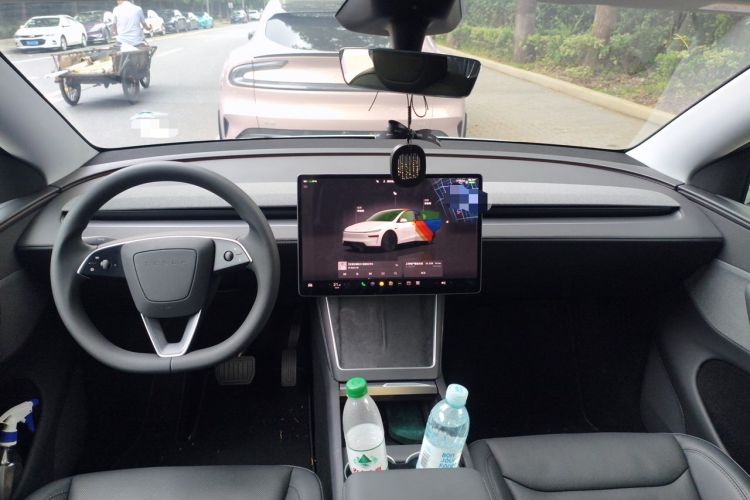 Used Tesla Model Y 2025 Rear-Wheel-Drive Version Center Console