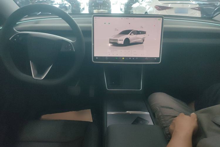 Used Tesla Model Y 2025 Long-Range All-Wheel-Drive Version Center Console