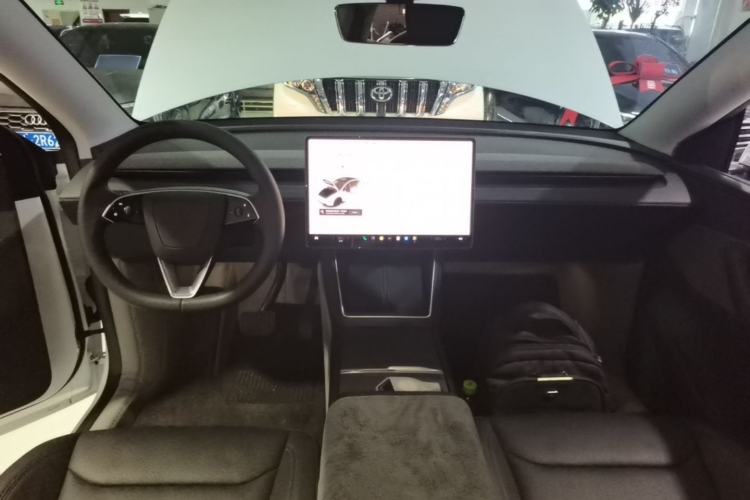 Used Tesla Model Y 2025 Rear-Wheel-Drive Version Center Console
