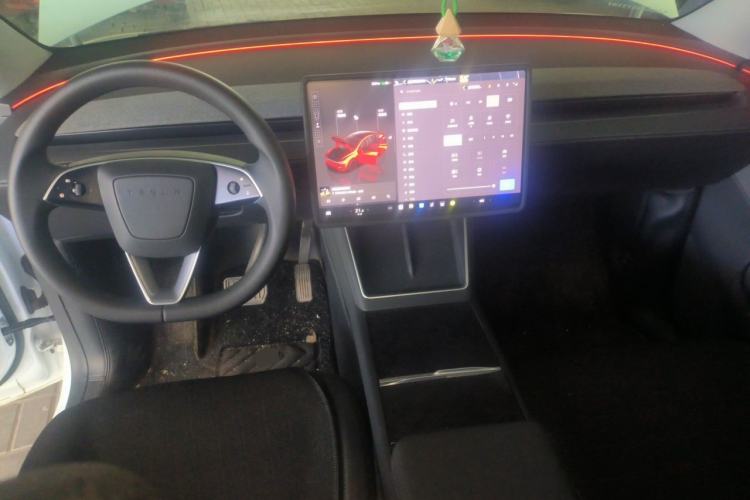 Used Tesla Model Y 2025 Rear-Wheel Drive First Edition Center Console