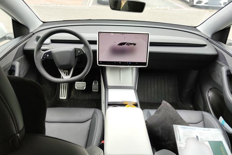 Used Tesla Model Y 2025 Long-Range All-Wheel-Drive Version Center Console