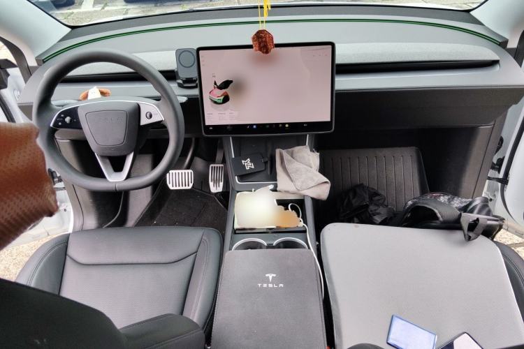 Used Tesla Model Y 2025 Rear-Wheel-Drive Version Center Console