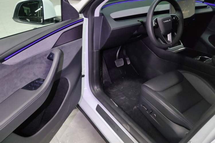 Used Tesla Model Y 2025 Long-Range All-Wheel-Drive Version Driver Seat