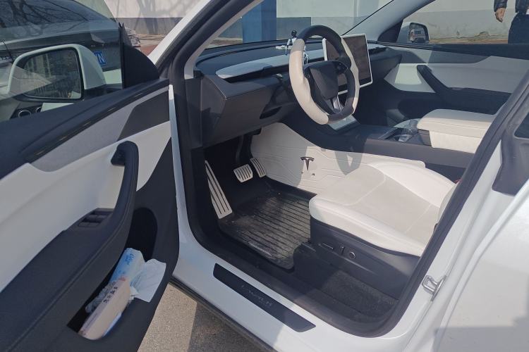 Used Tesla Model Y 2025 Long-Range All-Wheel Drive First Edition Driver Seat