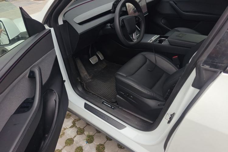 Used Tesla Model Y 2025 Rear-Wheel Drive First Edition Driver Seat