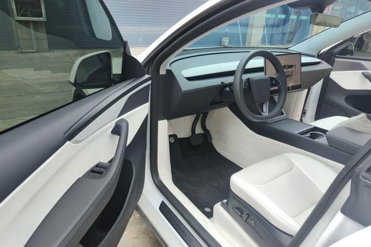 Used Tesla Model Y 2025 Long-Range All-Wheel-Drive Version Driver Seat