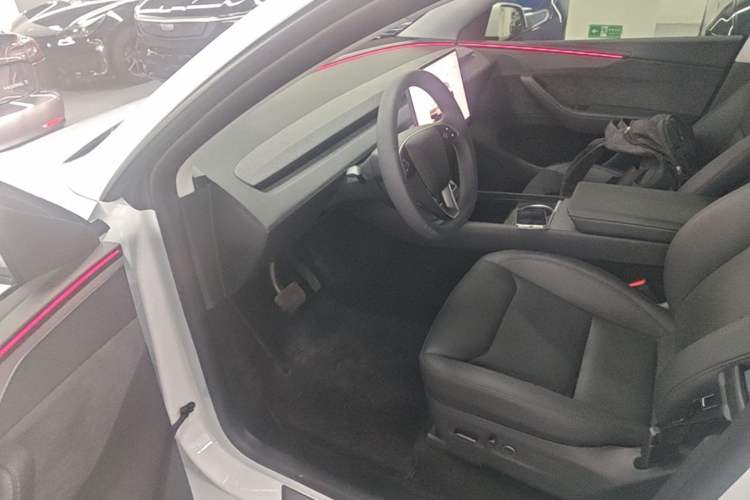 Used Tesla Model Y 2025 Long-Range All-Wheel-Drive Version Driver Seat