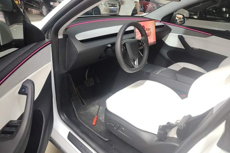 Used Tesla Model Y 2025 Rear-Wheel Drive First Edition Driver Seat