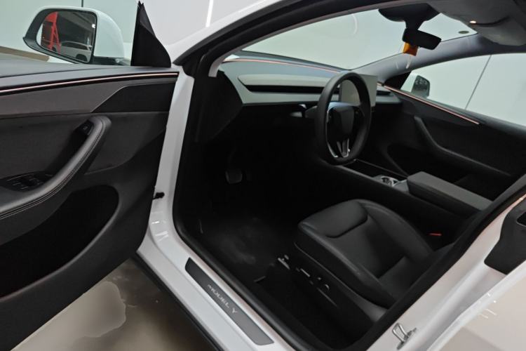 Used Tesla Model Y 2025 Long-Range All-Wheel-Drive Version Driver Seat