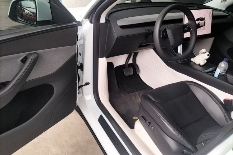 Used Tesla Model Y 2025 Rear-Wheel Drive First Edition Driver Seat