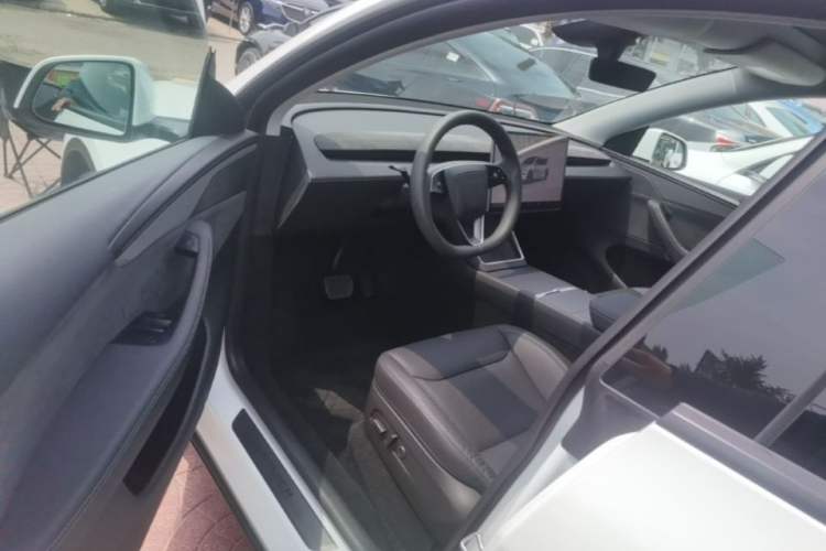 Used Tesla Model Y 2025 Long-Range All-Wheel Drive First Edition Driver Seat