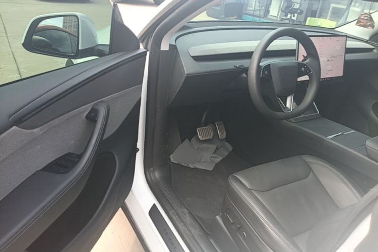Used Tesla Model Y 2025 Rear-Wheel-Drive Version Driver Seat